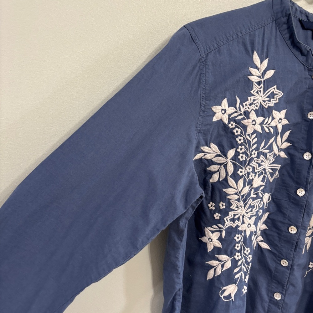 Boden Blue Floral Embroidered button down Top size medium - Picture 2 of 7